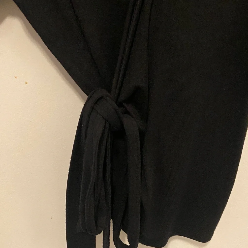 GAP Elegant Black Women's Wrap Top - Picture 3 of 5
